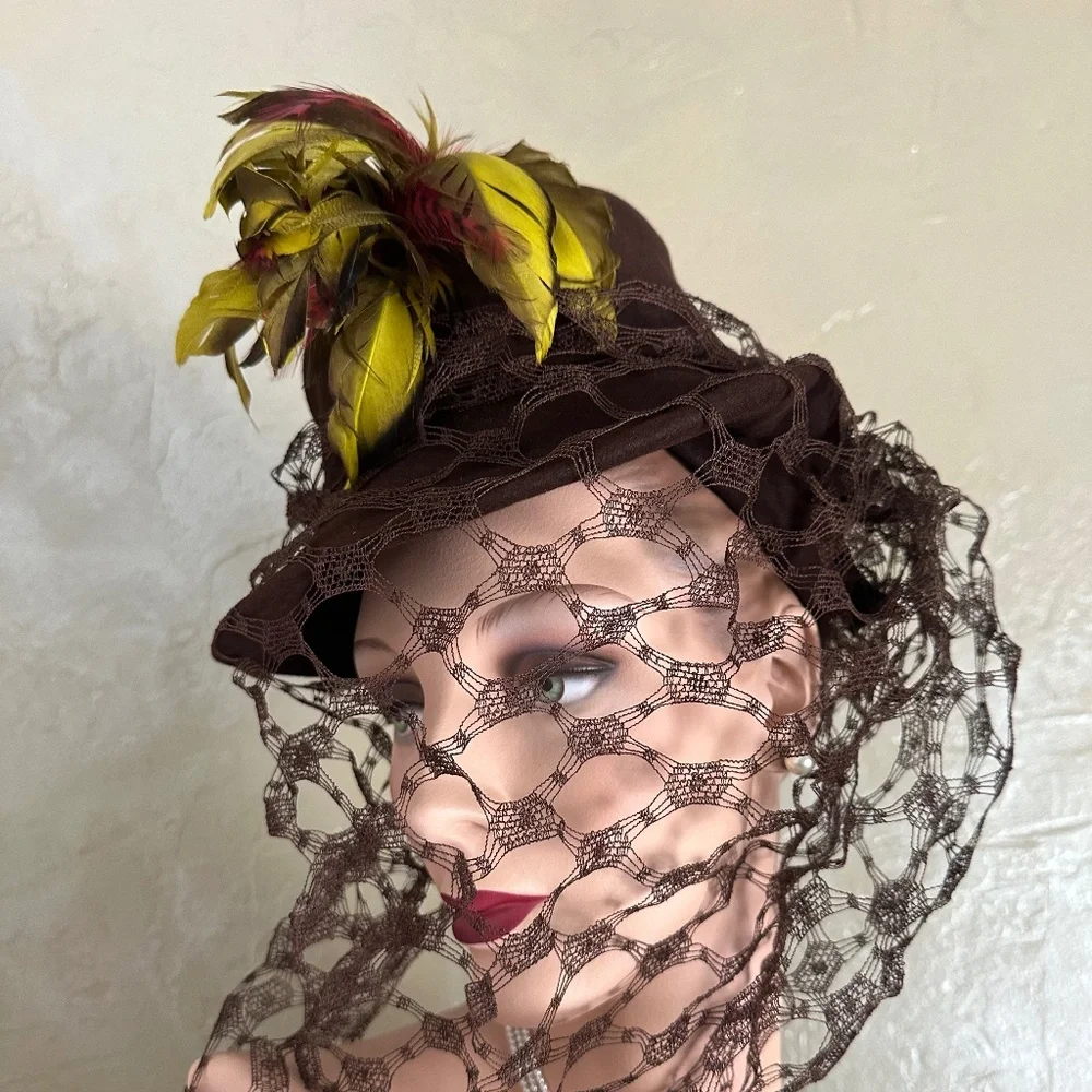MESMERIZING 1940's BROWN FELT HAT. AMAZING FULL VEIL + YELLOW/BROWN/RED FEATHERS - Picture 5 of 14